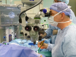 Implantation einer Kleinschnittlinse