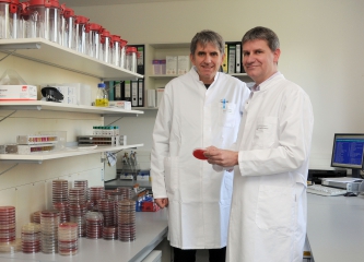 Prof. Dr. Schlüter und Prof. Dr. Geginat vom Institut für Medizinische Mikrobiologie